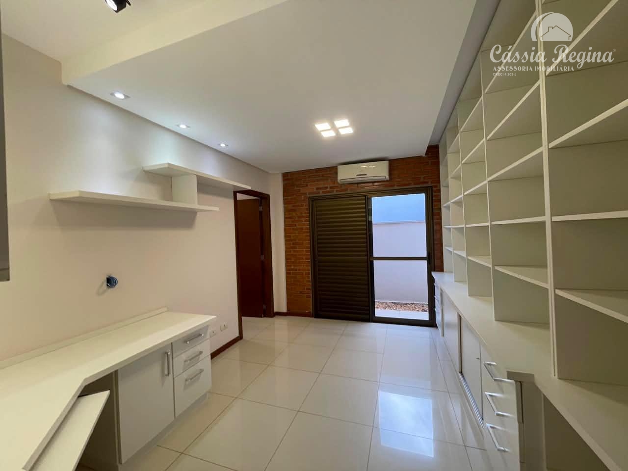 Casa no Condomínio Solar das Palmeiras. Região da Itaipu.