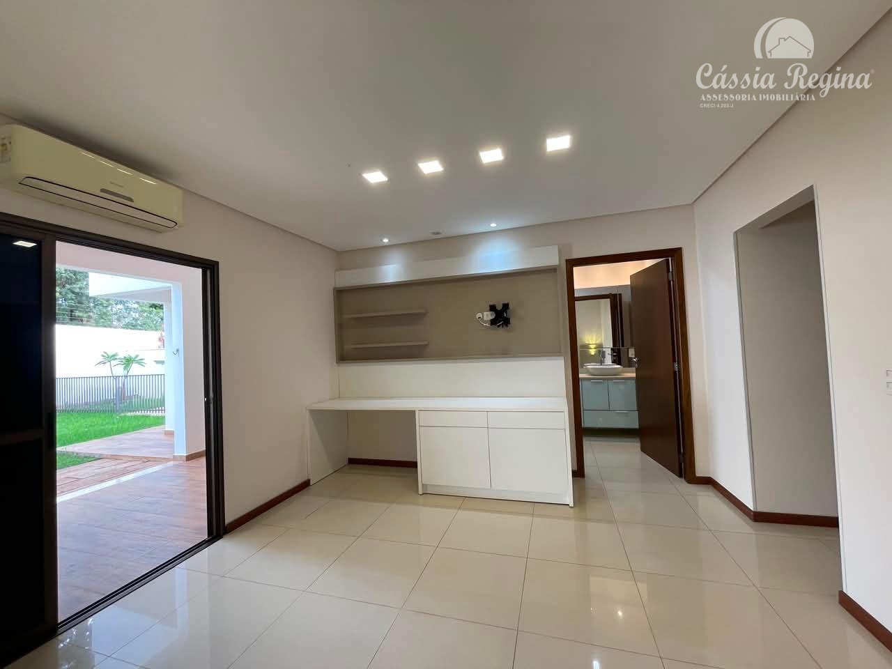 Casa no Condomínio Solar das Palmeiras. Região da Itaipu.
