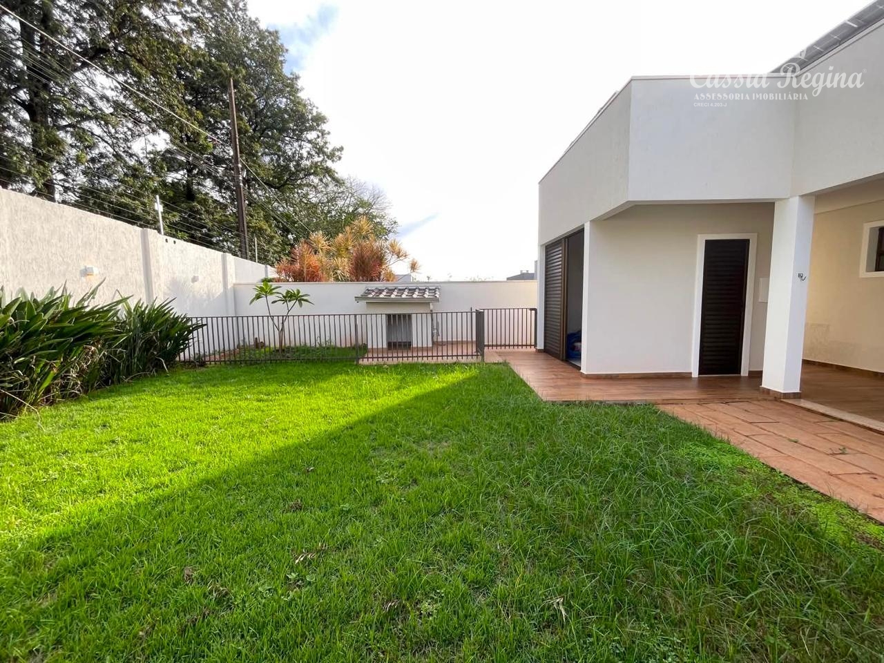 Casa no Condomínio Solar das Palmeiras. Região da Itaipu.