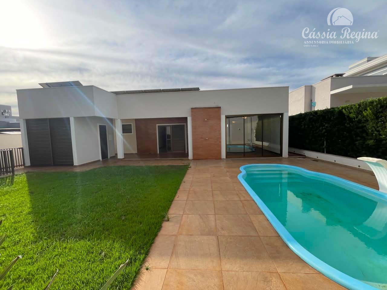 Casa no Condomínio Solar das Palmeiras. Região da Itaipu.