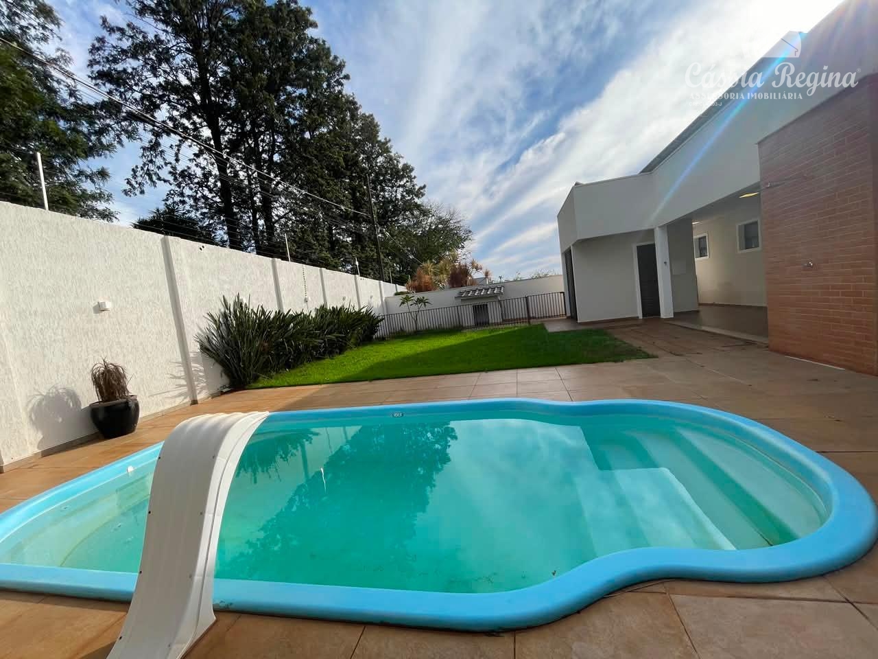 Casa no Condomínio Solar das Palmeiras. Região da Itaipu.
