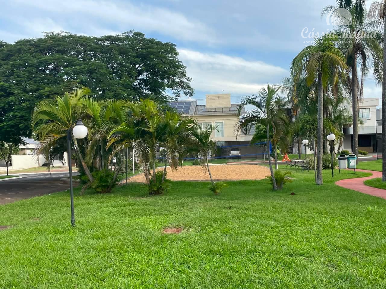 Casa no Condomínio Solar das Palmeiras. Região da Itaipu.