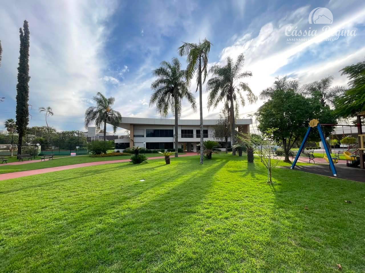 Casa no Condomínio Solar das Palmeiras. Região da Itaipu.