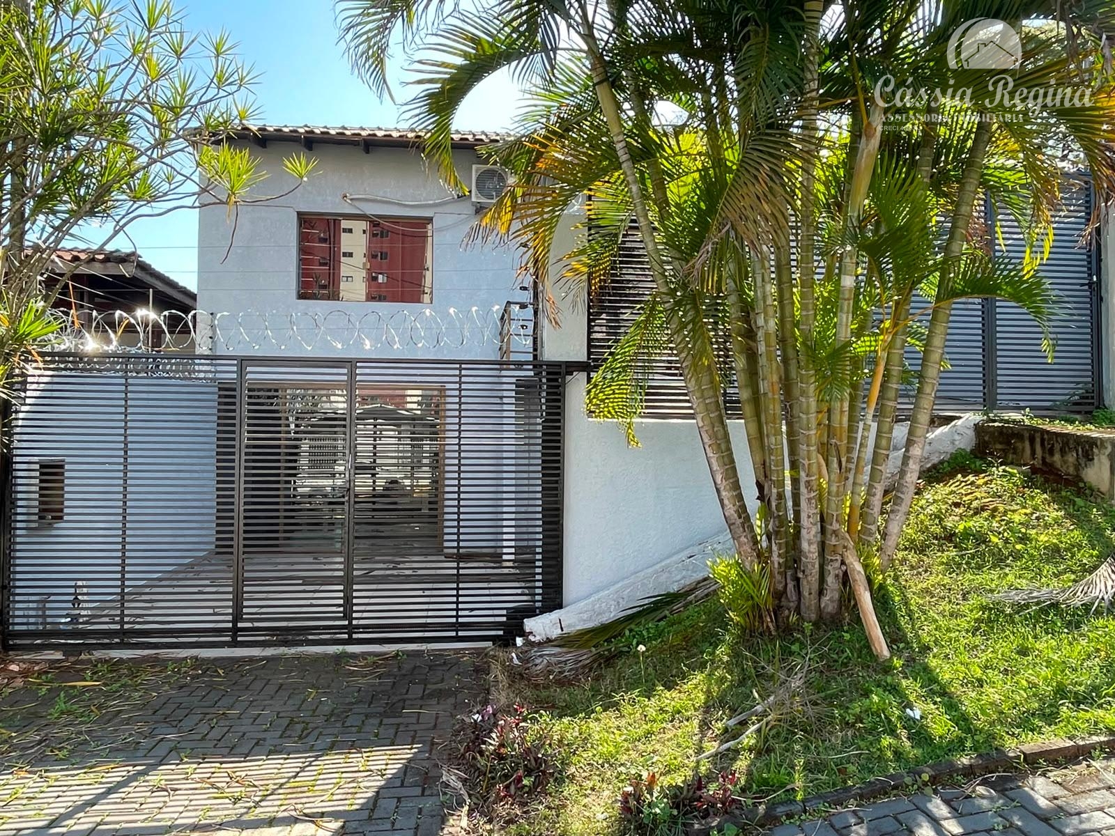 Sobrado com 02 dormitórios, sendo 01 demi-suíte no Centro.