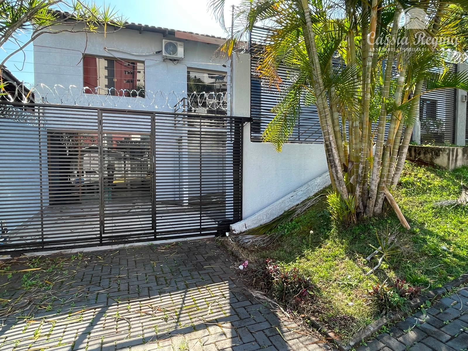 Sobrado com 02 dormitórios, sendo 01 demi-suíte no Centro.