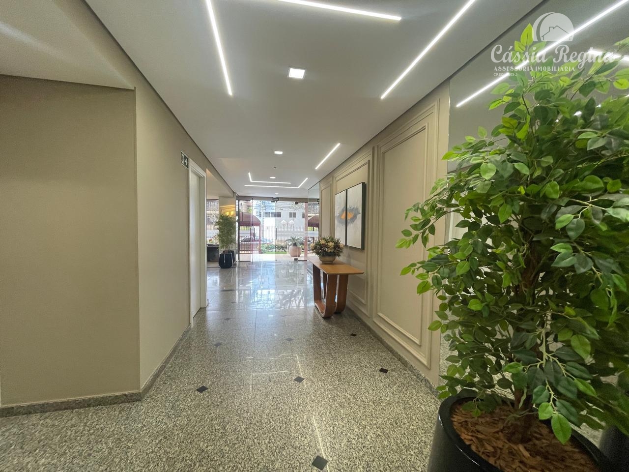 Apartamento com 03 dormitórios, sendo 02 suíte no Edifício Monte Carlo  Região Central