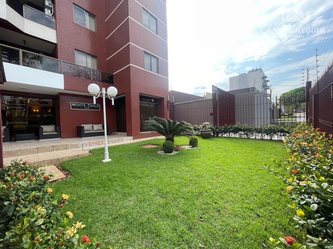 Apartamento com 03 dormitórios, sendo 02 suíte no Edifício Monte Carlo  Região Central