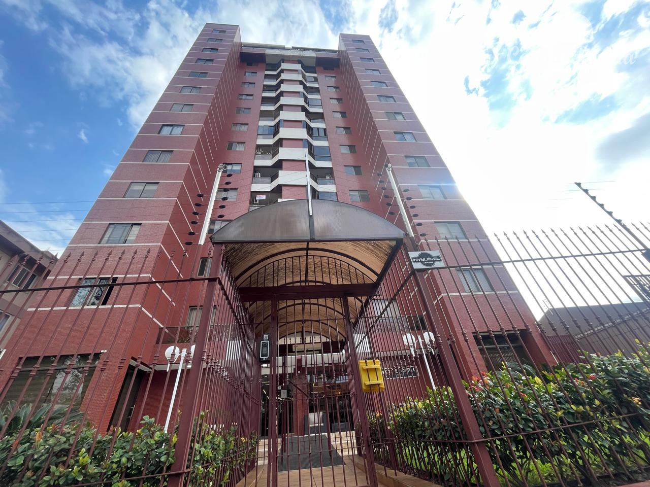 Apartamento com 03 dormitórios, sendo 02 suíte no Edifício Monte Carlo  Região Central