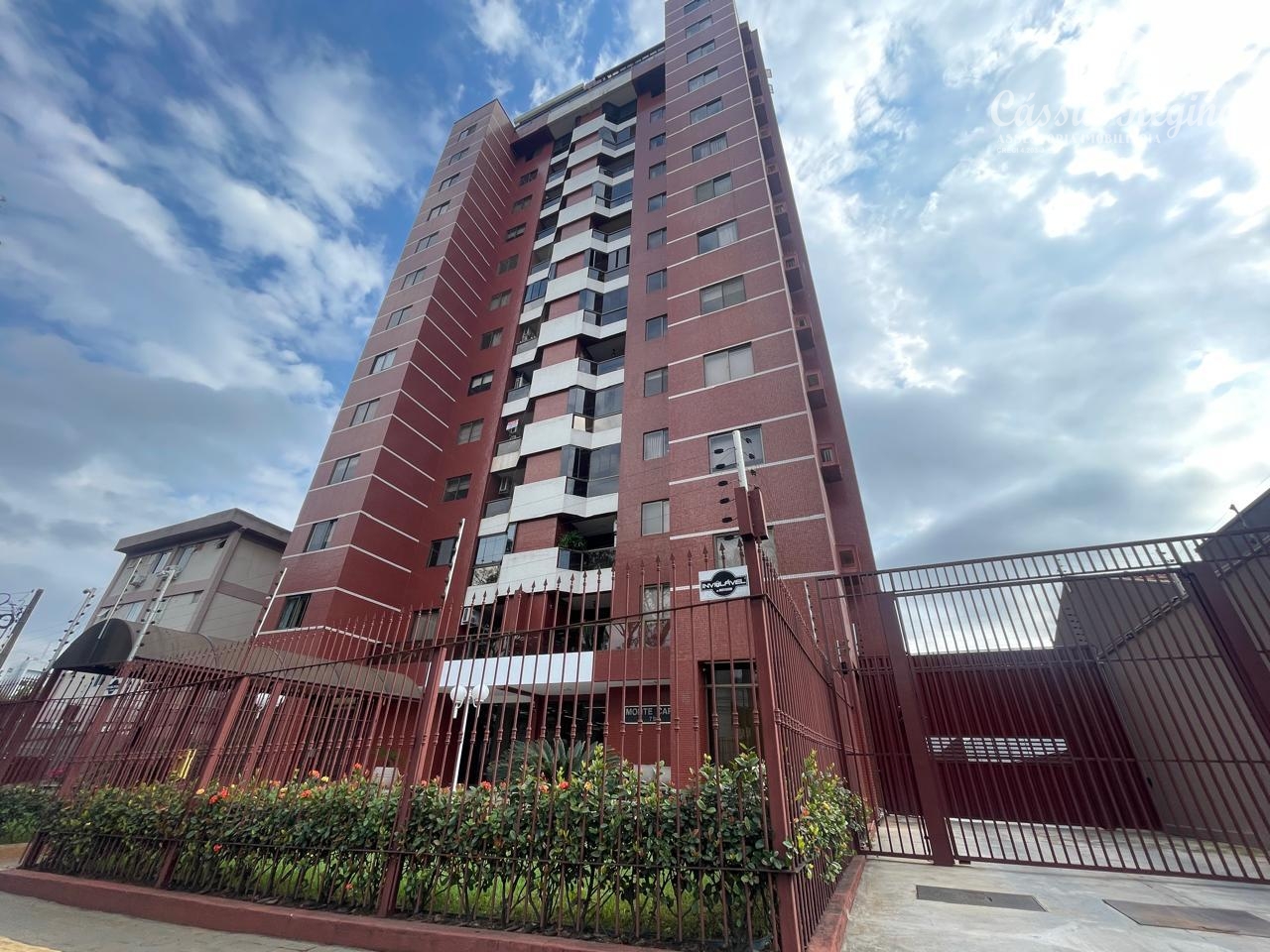 Apartamento com 03 dormitórios, sendo 02 suíte no Edifício Monte Carlo  Região Central