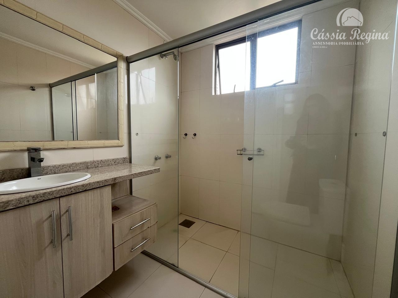 Apartamento com 03 dormitórios, sendo 02 suíte no Edifício Monte Carlo  Região Central