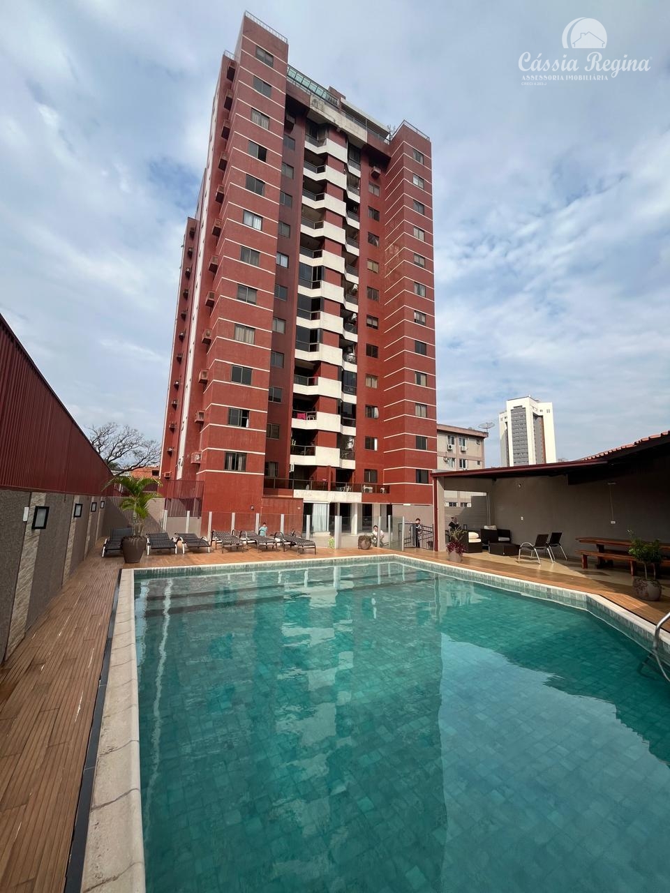 Apartamento com 03 dormitórios, sendo 02 suíte no Edifício Monte Carlo  Região Central