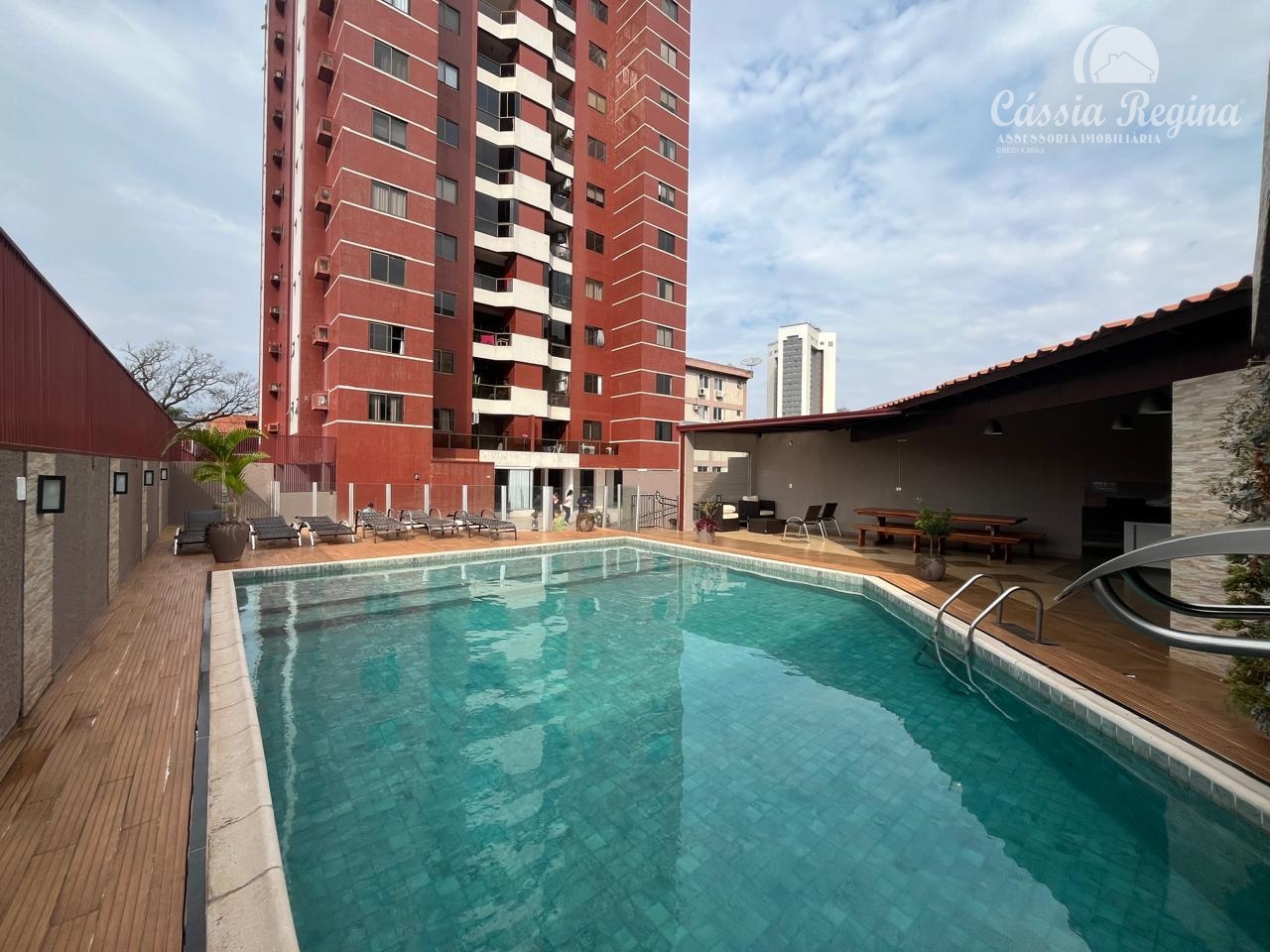 Apartamento com 03 dormitórios, sendo 02 suíte no Edifício Monte Carlo  Região Central