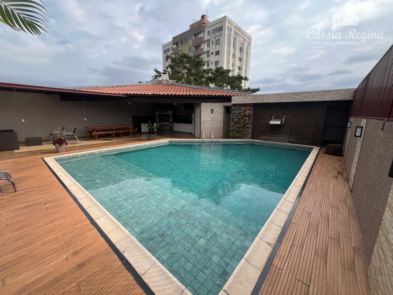 Apartamento com 03 dormitórios, sendo 02 suíte no Edifício Monte Carlo  Região Central