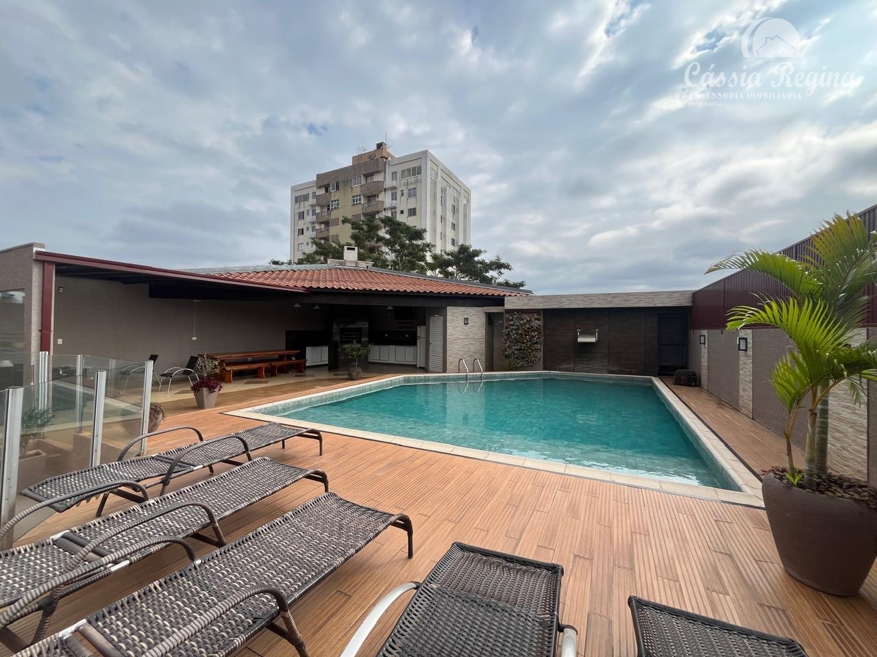 Apartamento com 03 dormitórios, sendo 02 suíte no Edifício Monte Carlo  Região Central