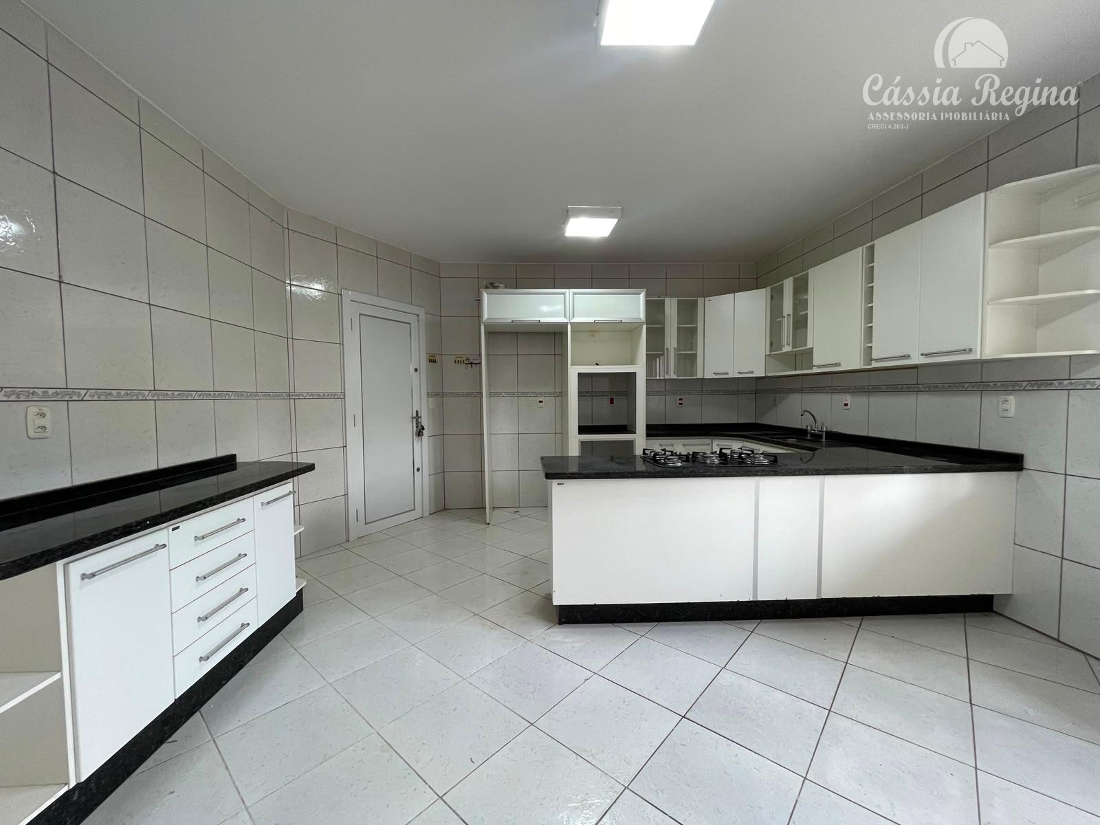 Casa à venda, com 05 dormitórios, localizada na Vila A, Foz do Iguaçu.