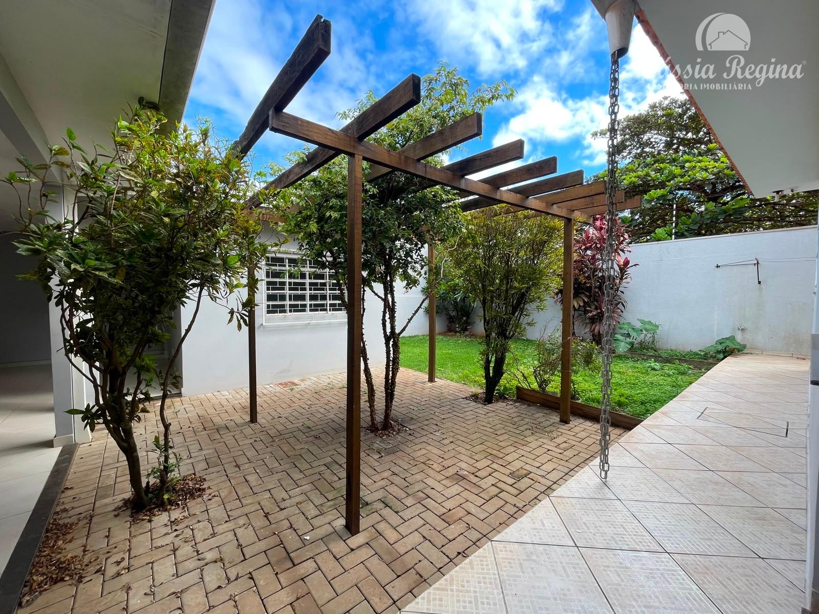 Casa à venda, com 05 dormitórios, localizada na Vila A, Foz do Iguaçu.