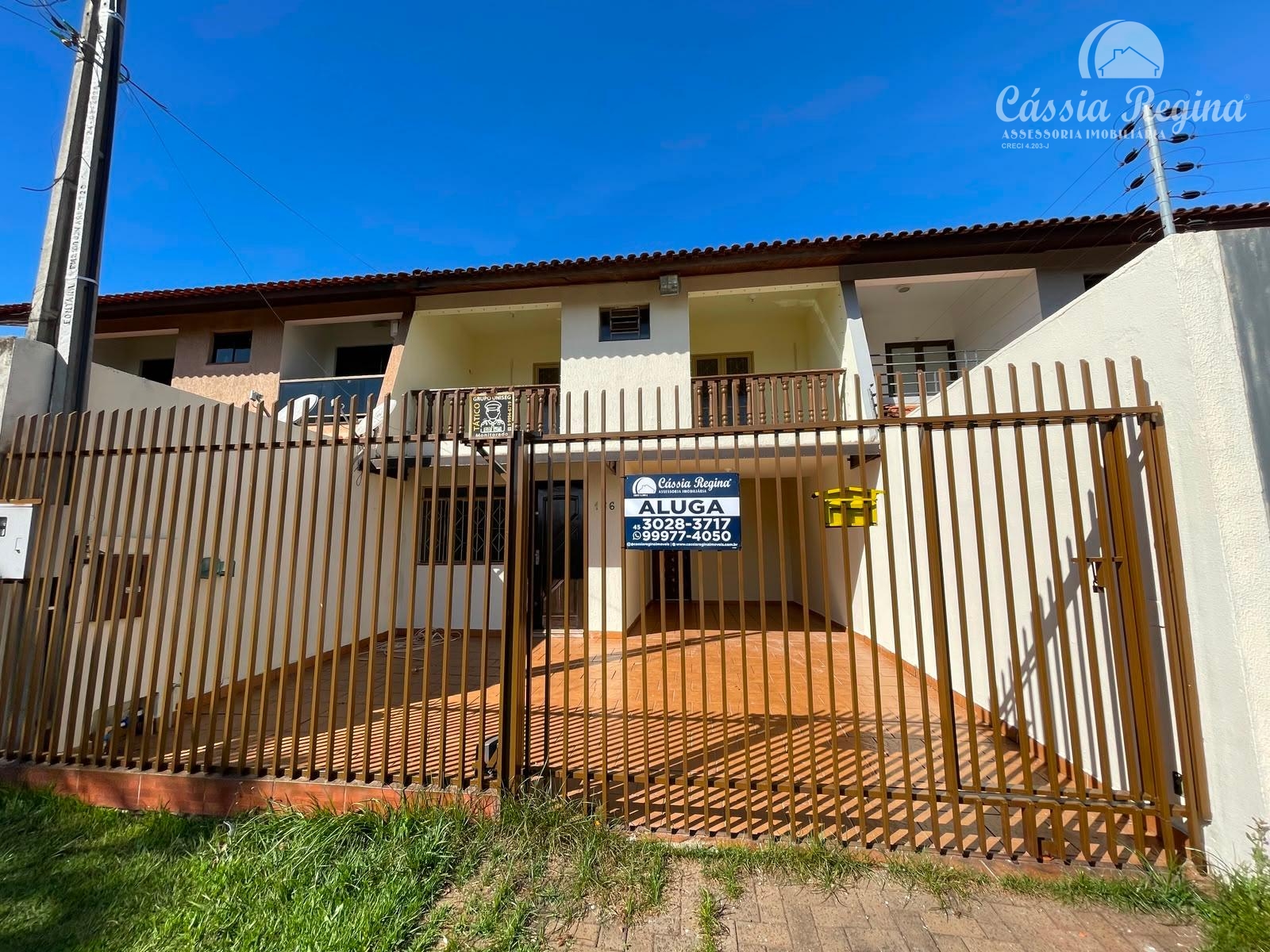 Sobrado com 03 quartos, sendo 01 suíte para locação no Jardim Guarapuava.
