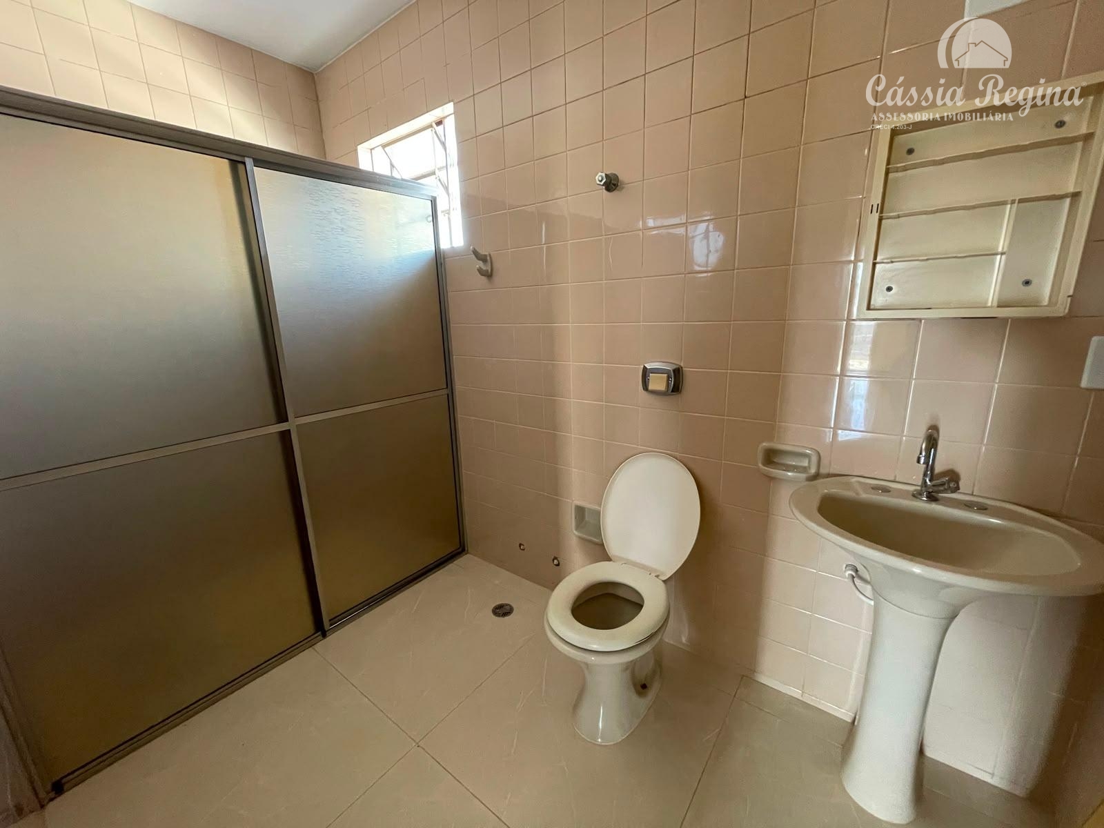 Sobrado com 03 quartos, sendo 01 suíte para locação no Jardim Guarapuava.