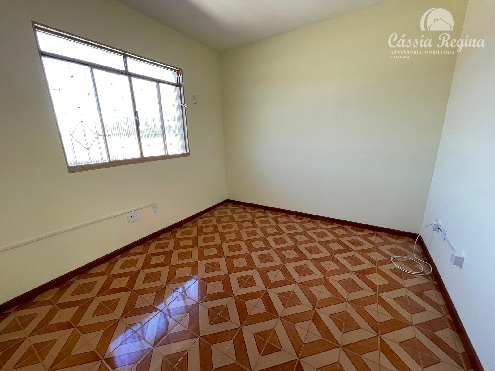 Sobrado com 03 quartos, sendo 01 suíte para locação no Jardim Guarapuava.