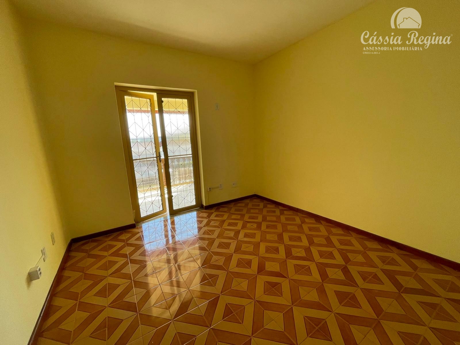 Sobrado com 03 quartos, sendo 01 suíte para locação no Jardim Guarapuava.