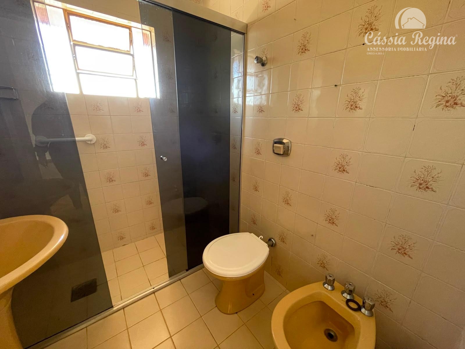 Sobrado com 03 quartos, sendo 01 suíte para locação no Jardim Guarapuava.