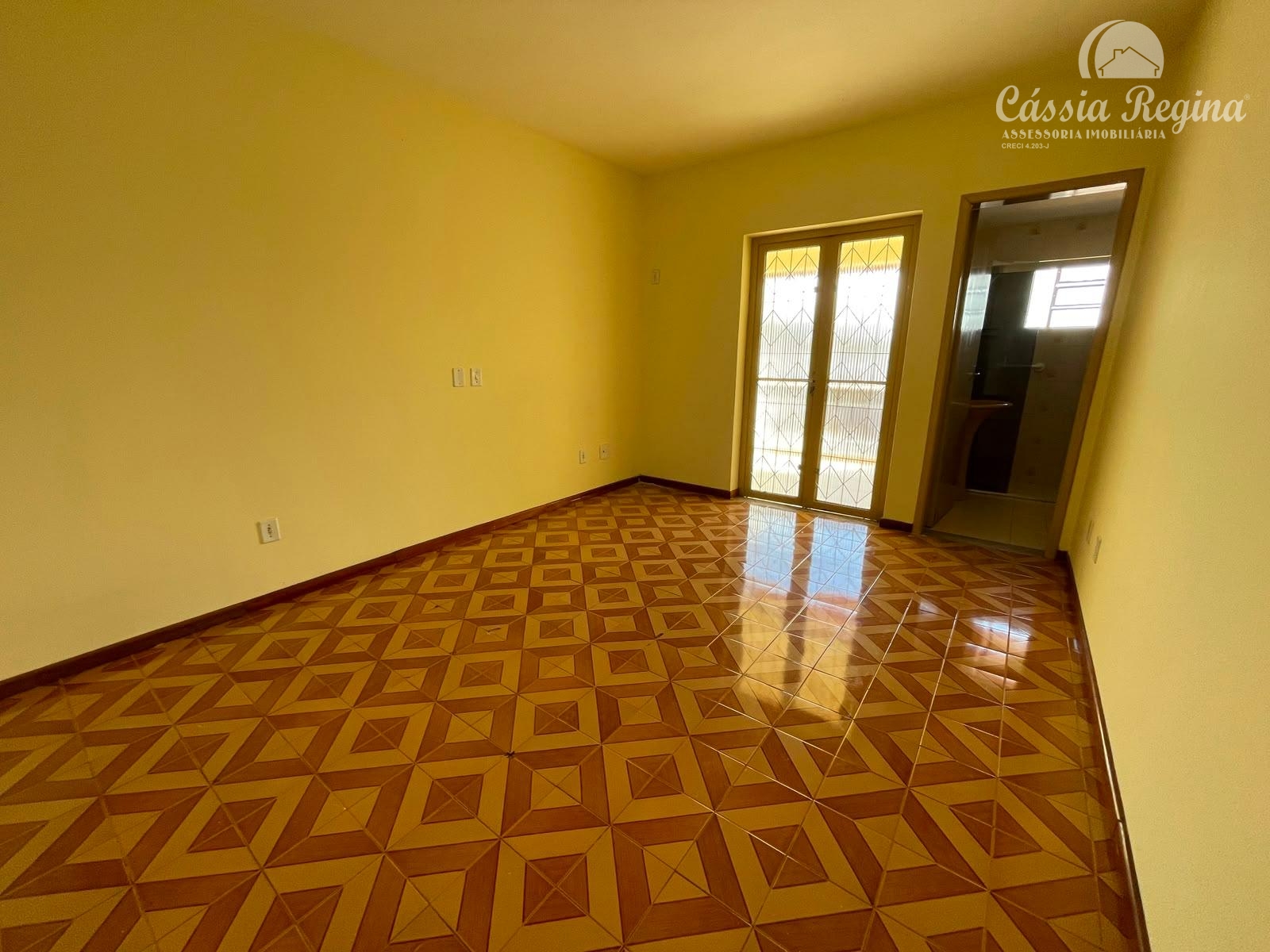 Sobrado com 03 quartos, sendo 01 suíte para locação no Jardim Guarapuava.