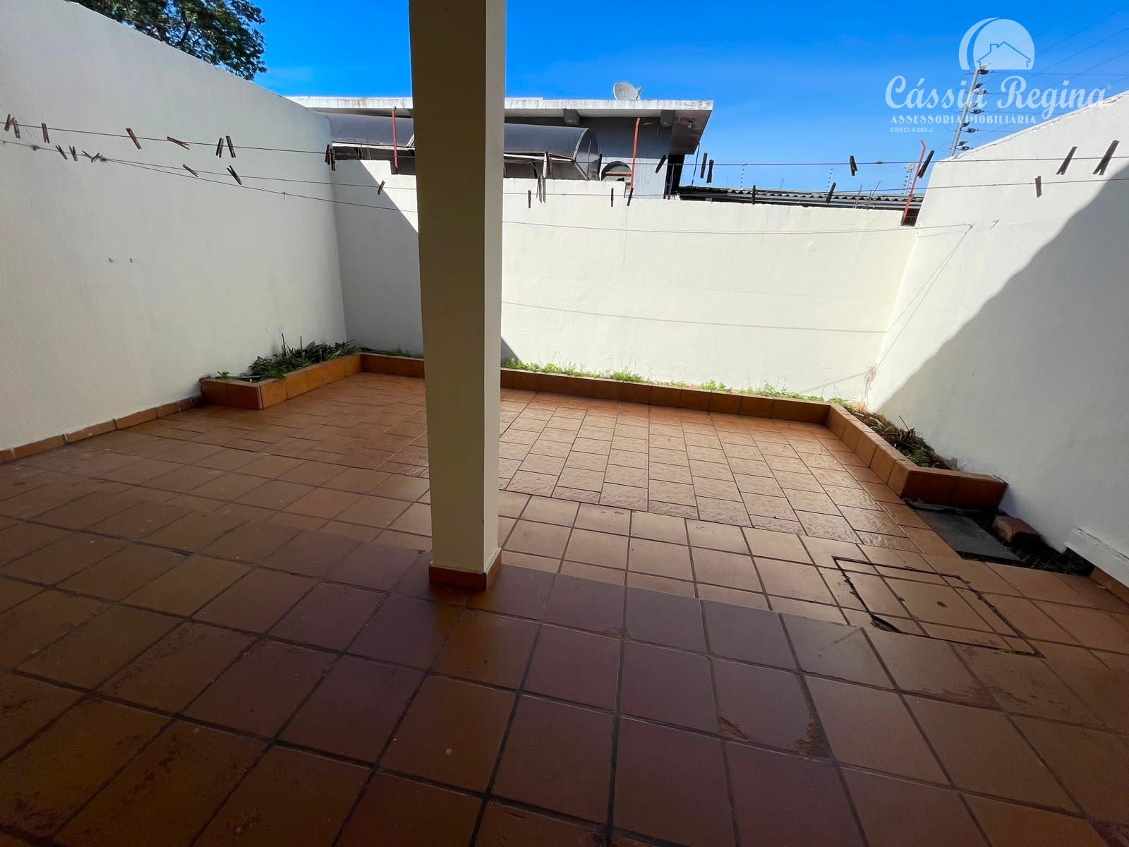 Sobrado com 03 quartos, sendo 01 suíte para locação no Jardim Guarapuava.
