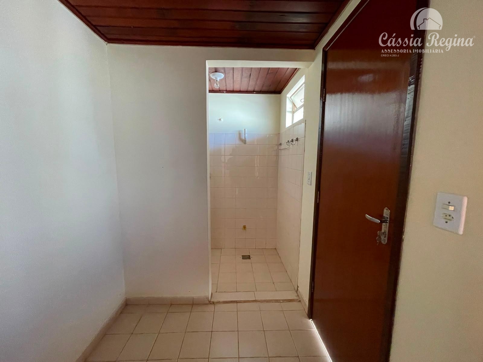 Sobrado com 03 quartos, sendo 01 suíte para locação no Jardim Guarapuava.