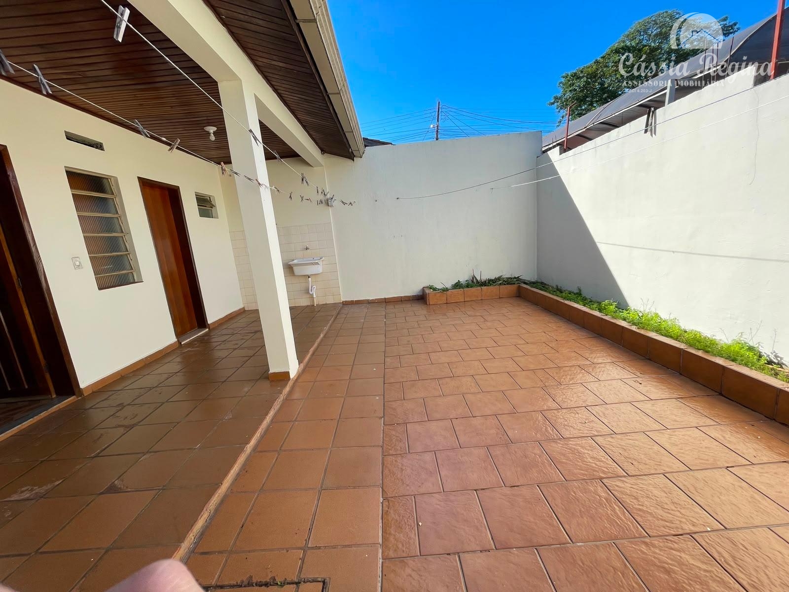Sobrado com 03 quartos, sendo 01 suíte para locação no Jardim Guarapuava.