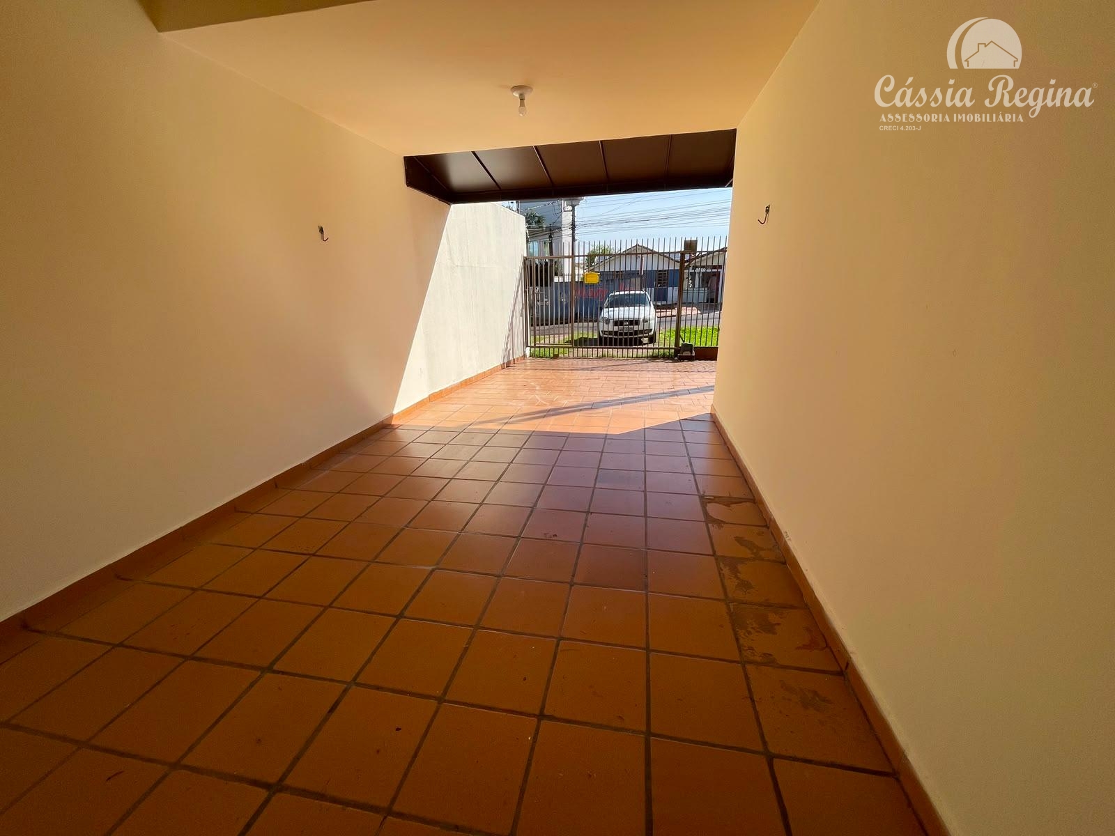 Sobrado com 03 quartos, sendo 01 suíte para locação no Jardim Guarapuava.