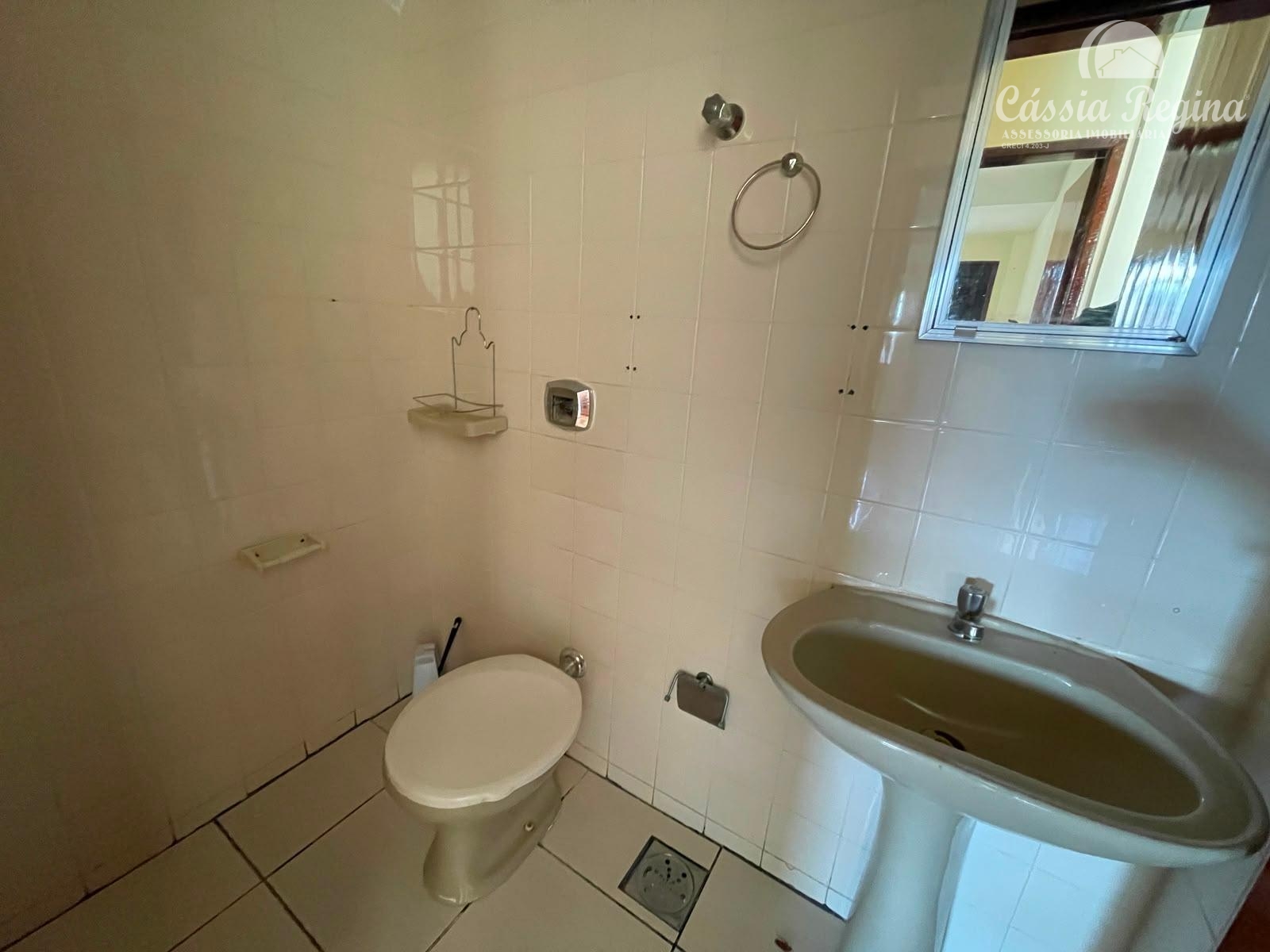 Sobrado com 03 quartos, sendo 01 suíte para locação no Jardim Guarapuava.
