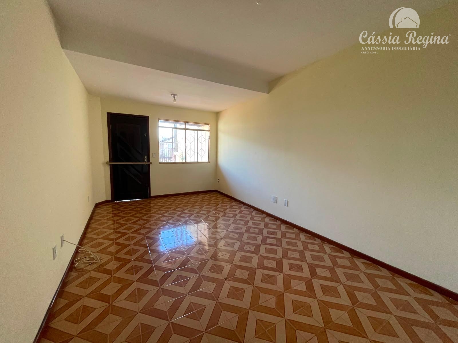 Sobrado com 03 quartos, sendo 01 suíte para locação no Jardim Guarapuava.