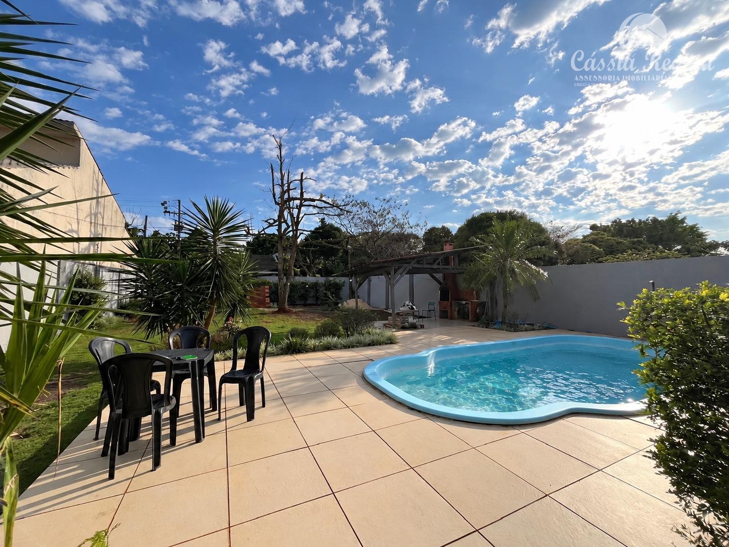 Casa à venda com 02 dormitórios e piscina no Jardim Lancaster  Região da Vila A.