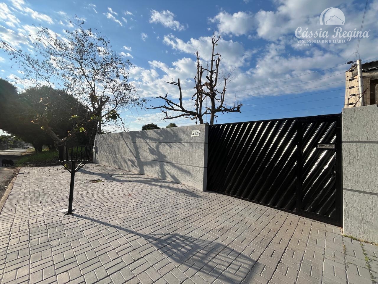 Casa à venda com 02 dormitórios e piscina no Jardim Lancaster  Região da Vila A.