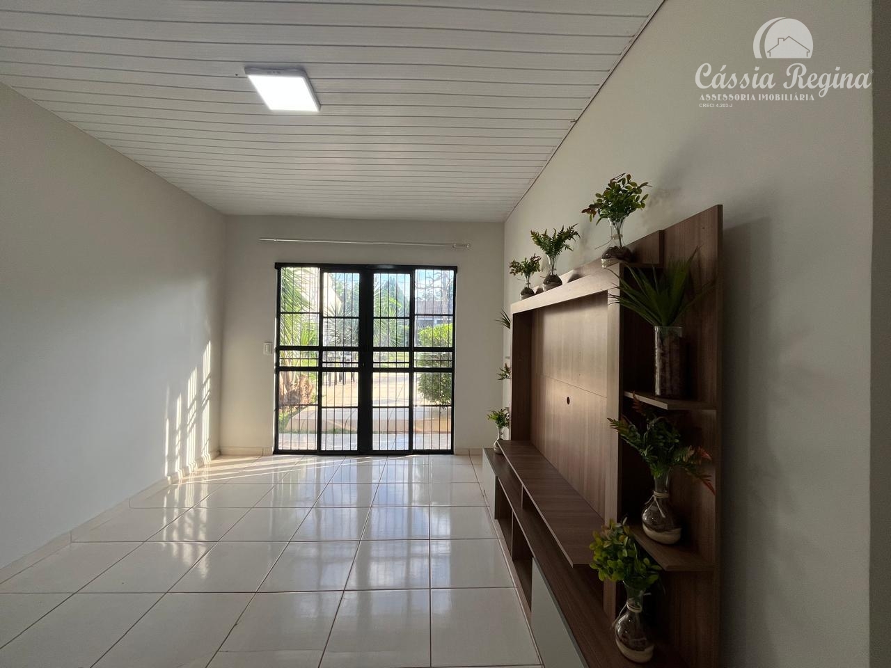 Casa à venda com 02 dormitórios e piscina no Jardim Lancaster  Região da Vila A.