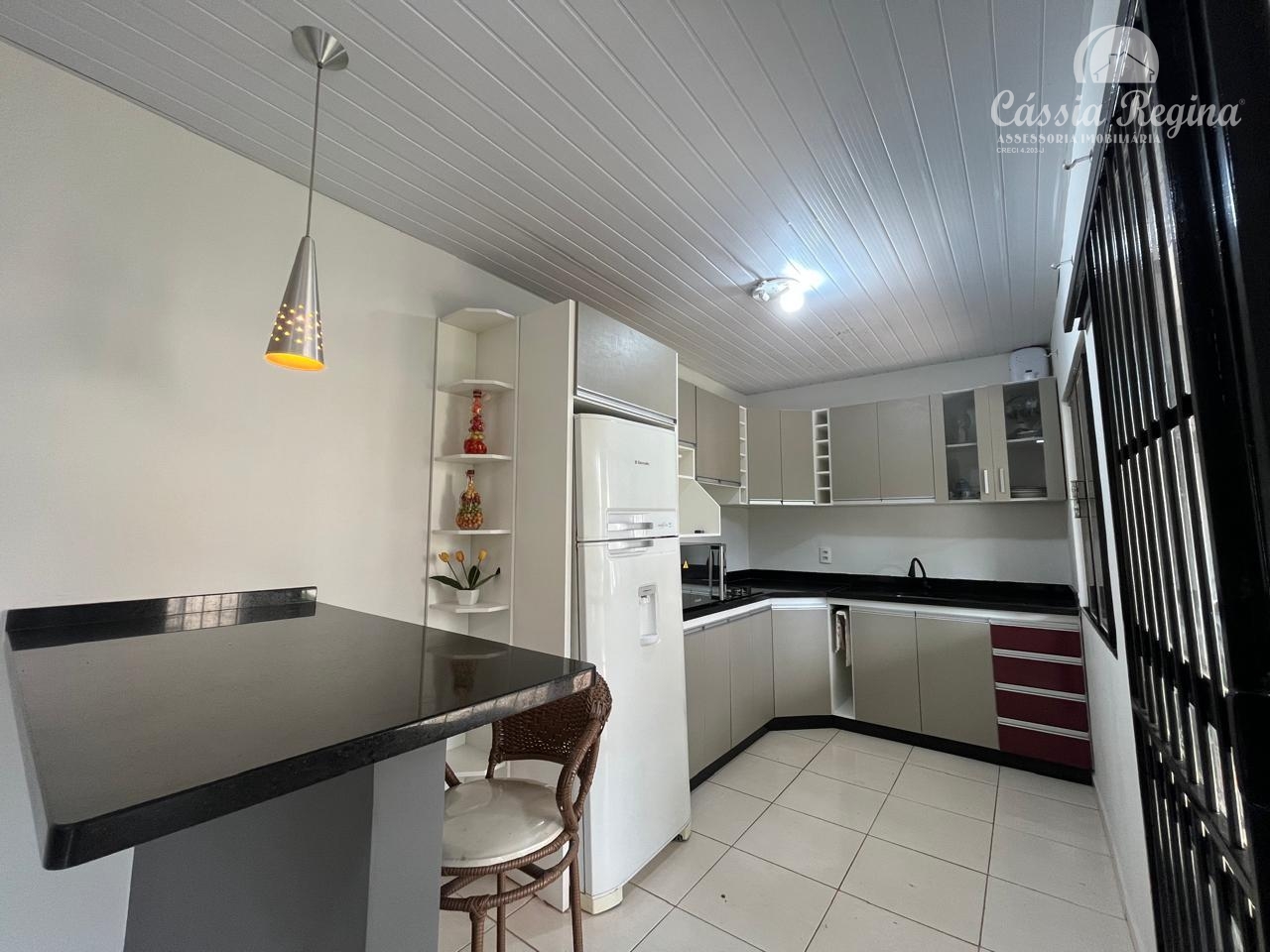 Casa à venda com 02 dormitórios e piscina no Jardim Lancaster  Região da Vila A.