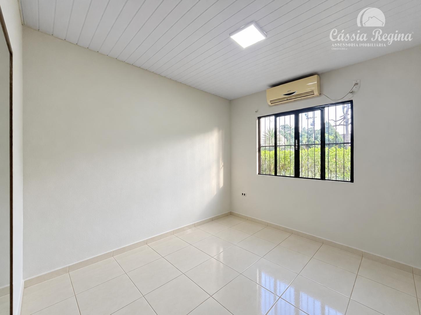 Casa à venda com 02 dormitórios e piscina no Jardim Lancaster  Região da Vila A.