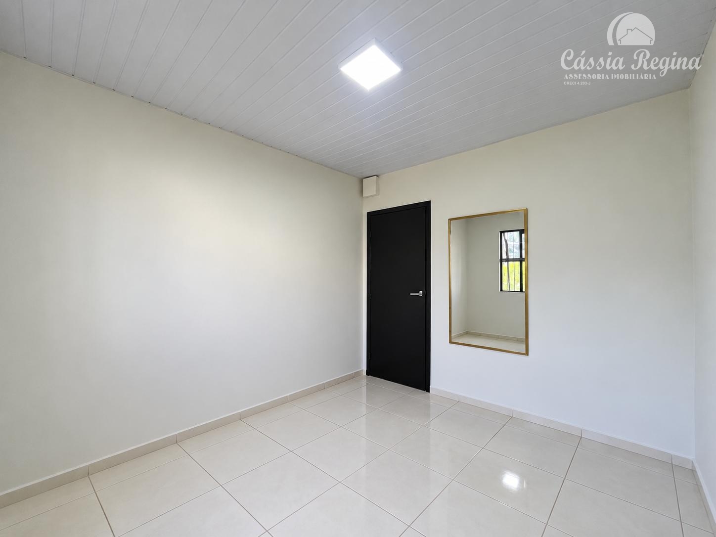 Casa à venda com 02 dormitórios e piscina no Jardim Lancaster  Região da Vila A.