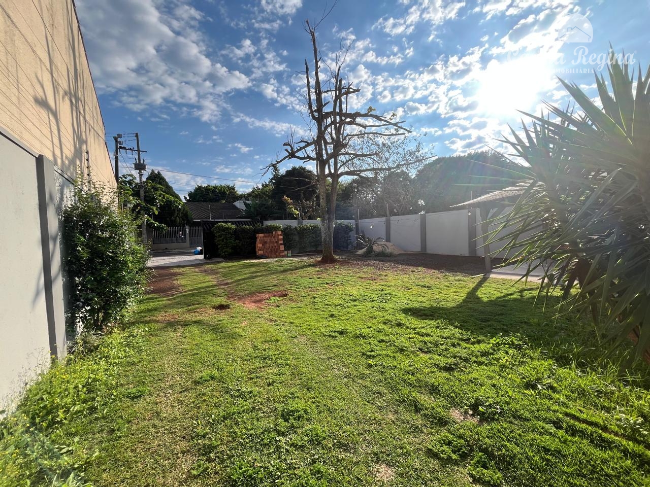 Casa à venda com 02 dormitórios e piscina no Jardim Lancaster  Região da Vila A.
