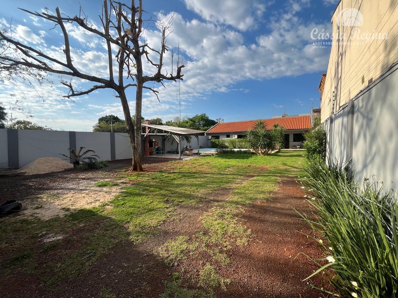 Casa à venda com 02 dormitórios e piscina no Jardim Lancaster  Região da Vila A.