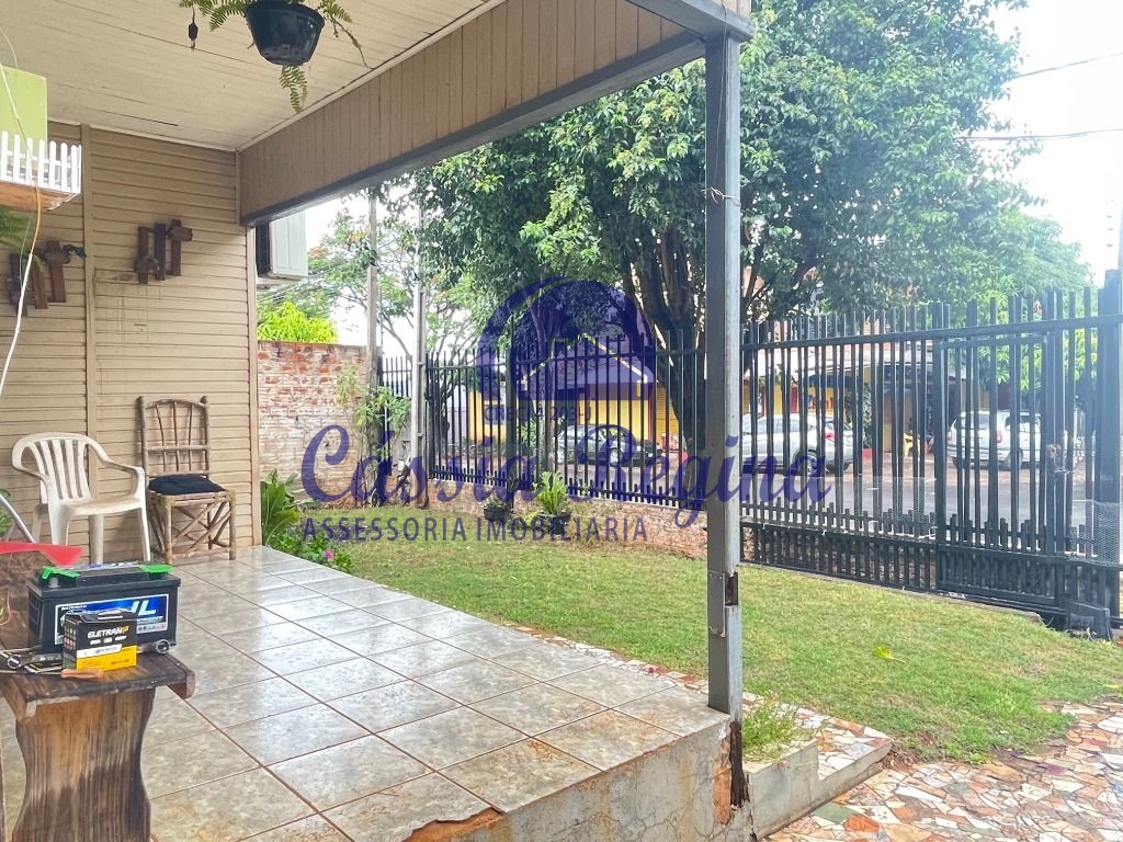 Casa em madeira com piscina e 03 dormitórios e 02 Kitinetes nos fundos em alvenar