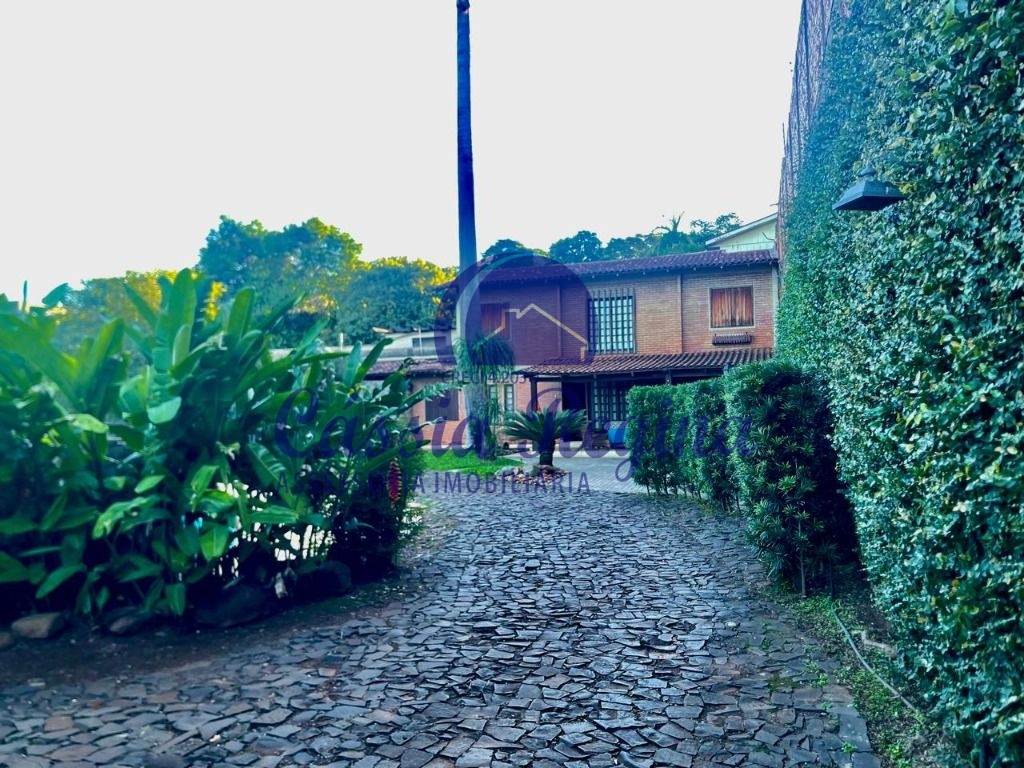 Sobrado com 04 dormitórios sendo 01 suíte - Centro