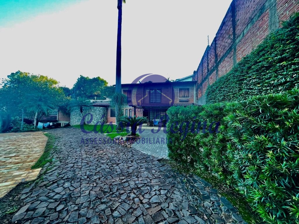 Sobrado com 04 dormitórios sendo 01 suíte - Centro