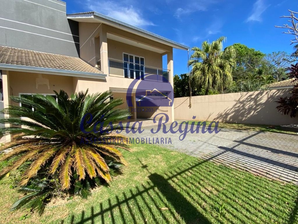 Sobrado com 03 dormitórios, sendo 01 suíte no Jardim Iguaçu