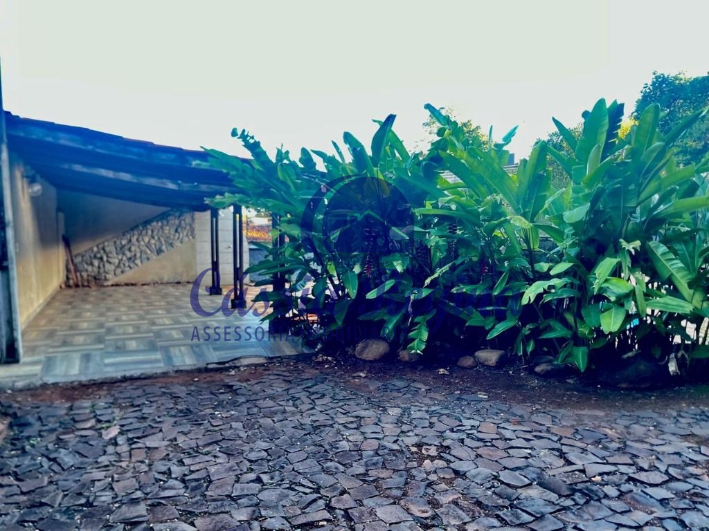 Sobrado com 04 dormitórios sendo 01 suíte - Centro