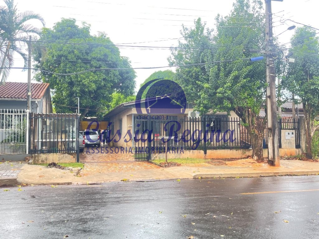 Casa em madeira com piscina e 03 dormitórios e 02 Kitinetes nos fundos em alvenar