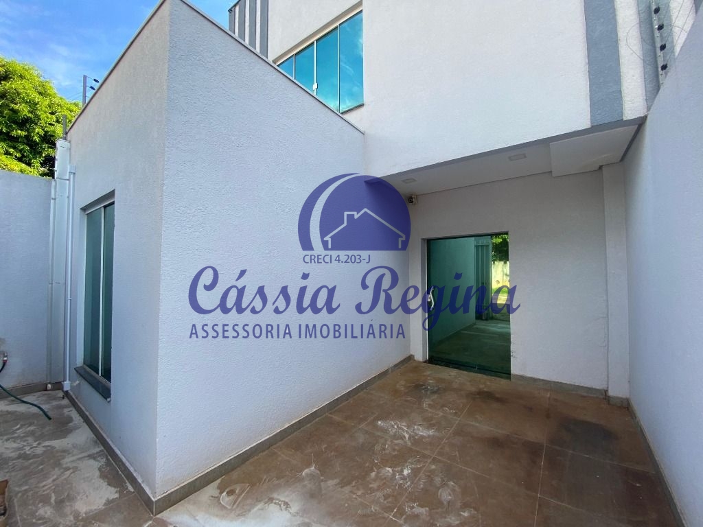 Sobrado mobiliado com 02 suítes, ótima localização na Vila A