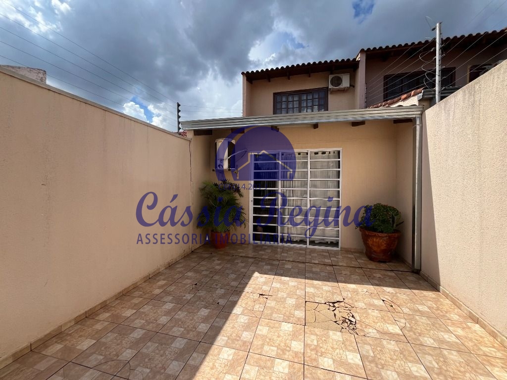 Sobrado á venda com 03 dormitórios no Jardim Central