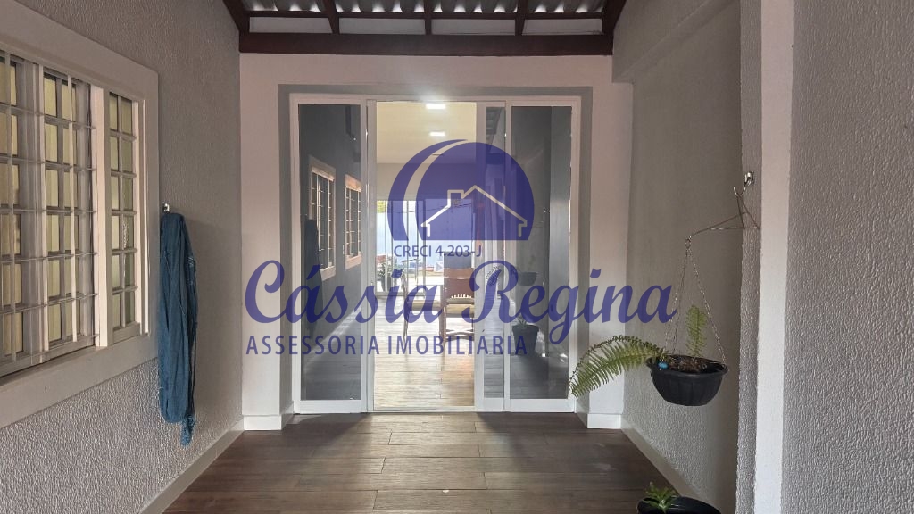 Casa com 03 dormitórios, sendo 01 suíte. na Vila Yolanda