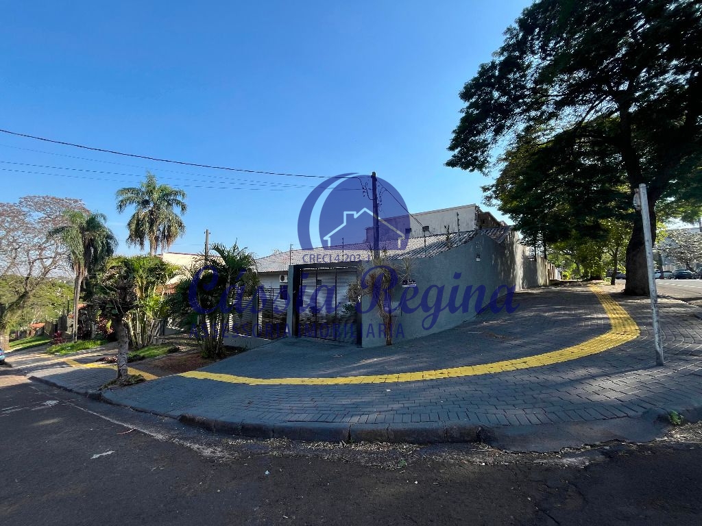 Casa com 04 dormitórios, sendo 02 suítes com closet no Centro